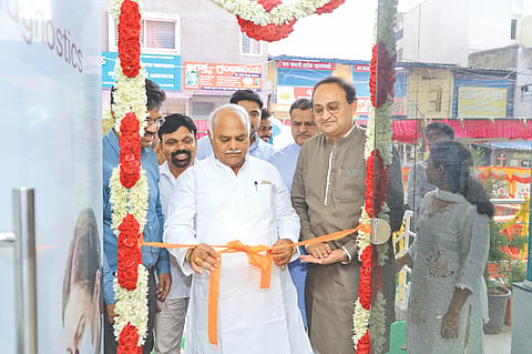 ವಿಜಯಪುರದಲ್ಲಿ ನೂತರನವಾಗಿ ಆರಂಭಿಸಿದ ಮೆಡ್‌ಚಿಕಿತ್ಸಾ ಡೈಗ್ನೋಸ್ಟಿಕ್ ಹೆಲ್ತಕೇರ್‌ನ ಮುಖ್ಯ ದ್ವಾರವನ್ನು ಸಚಿವ ಶಿವಾನಂದ ಪಾಟೀಲ ಉದ್ಘಾಟಿಸಿದರು. ಕೇಂದ್ರದ ಅಧ್ಯಕ್ಷ ರಾಜು ಬಿಜ್ಜರಗಿ ಮತ್ತಿತರರಿದ್ದಾರೆ.