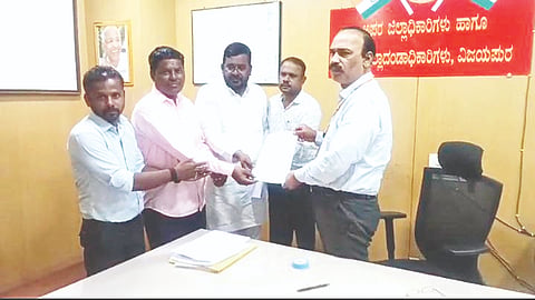 ಆದಿವಾಸಿ ಜನಾಂಗದ ನಾಯಕ ಬಿರ್ಸಾ ಮುಂಡಾ ಅವರ ಪ್ರತಿಮೆ ಸ್ಥಾಪಿಸುವಂತೆ ಒತ್ತಾಯಿಸಿ ಹರಣಶಿಕಾರಿ ಸಮಾಜ ಕ್ಷೇಮಾಭಿವೃದ್ಧಿ ಸಂಘದ ಪದಾಽಕಾರಿಗಳು ವಿಜಯಪುರದಲ್ಲಿ ಅಪರ ಜಿಲ್ಲಾಧಿಕಾರಿ ಡಾ. ಔದ್ರಾಮ ಅವರಿಗೆ ಮನವಿ ಸಲ್ಲಿಸಿದರು.