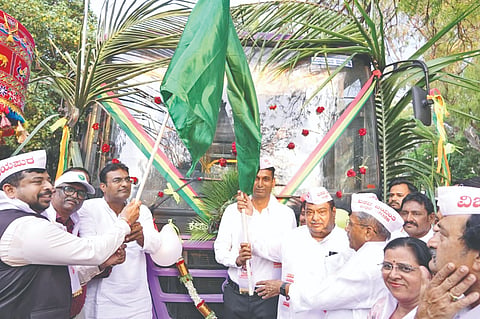 ಕಿತ್ತೂರ ರಾಣಿ ಚನ್ನಮ್ಮ ಕೇಂದ್ರ ಬಸ್ ನಿಲ್ದಾಣದಿಂದ ಆಲಮಟ್ಟಿ ಉದ್ಯಾನವನಕ್ಕೆ ಹೊಸದಾಗಿ ಆರಂಭಗೊAಡ ನೂತನ ಸಾರಿಗೆ ಬಸ್‌ಗೆ ವಿಜಯಪುರದಲ್ಲಿ ಜಿಲ್ಲಾ ಉಸ್ತುವಾರಿ ಸಚಿವ ಡಾ. ಎಂ.ಬಿ. ಪಾಟೀಲ ಹಸಿರು ನಿಶಾನೆ ತೋರಿಸಿ, ಚಾಲನೆ ನೀಡಿದರು. ಡಾ. ಆನಂದ ಕೆ., ರಿಷಿ ಆನಂದ, ನಾರಾಯಣಪ್ಪ ಕುರುಬರ ಮತ್ತಿತರರಿದ್ದಾರೆ.