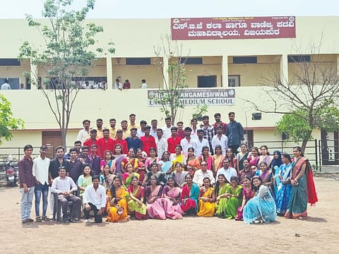 ವಿಜಯಪುರದ ಎಸ್‌ಬಿಜೆ ಕಲಾ ಮತ್ತು ವಾಣಿಜ್ಯ ಮಹಾವಿದ್ಯಾಲಯದಲ್ಲಿ ಬಿಎ ಮತ್ತು ಬಿಕಾಂ ಅಂತಿಮ ವರ್ಷದ ವಿದ್ಯಾರ್ಥಿಗಳ ಬೀಳ್ಕೊಡುಗೆ ಸಮಾರಂಭ ನಡೆಯಿತು. ಶ್ರೀಪಾದ ಜೋಶಿ, ವಿ.ಎನ್. ಕೆಂಗನಾಳ, ಅನೀಲ ಅಬಲಾಪೂರ ಮತ್ತಿತರರಿದ್ದಾರೆ.