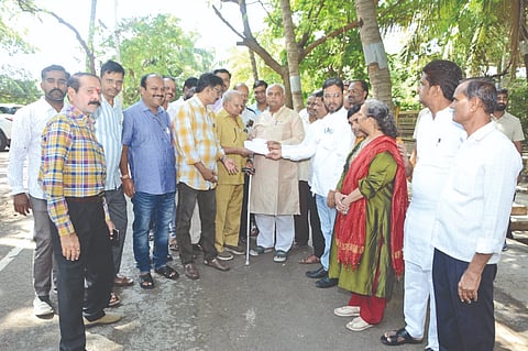 ರಾಜ್ಯ ಸರ್ಕಾರ ಜಾರಿಗೆ ತರಲು ಉದ್ದೇಶಿಸಿದ ಜಾಹೀರಾತು ನೀತಿ ಸ್ಥಗಿತಗೊಳಿಸುವಂತೆ ಒತ್ತಾಯಿಸಿ ಜಿಲ್ಲಾ ಹಾಗೂ ಪ್ರಾದೇಶಿಕ ಪತ್ರಿಕೆಗಳ ಸಂಪಾದಕರು ವಿಜಯಪುರದಲ್ಲಿ ಸಚಿವ ಶಿವಾನಂದ ಪಾಟೀಲರಿಗೆ ಮನವಿ ಸಲ್ಲಿಸಿದರು. ಅಶೋಕ ಯಡಳ್ಳಿ, ಮೋಹನ ಕುಲಕರ್ಣಿ, ಪಾಂಡುರಂಗ ಮಮದಾಪುರ ಮತ್ತಿತರರಿದ್ದಾರೆ.