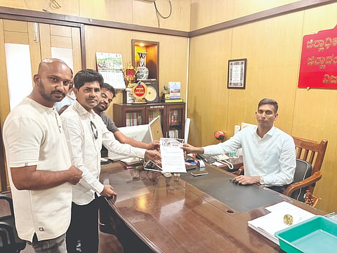 ಅನಽಕೃತ ಪಿಜಿ ಹಾಗೂ ಖಾಸಗಿ ಸ್ಟಡಿ ಲೈಬ್ರರಿಗಳ ವಿರುದ್ಧ ಕಠಿಣ ಕ್ರಮ ಕೈಗೊಳ್ಳುವಂತೆ ಒತ್ತಾಯಿಸಿ ಅಶೋಕ ಧಾಮ -Ëಂಡೇಶನ್‌ನ ಪದಾಽಕಾರಿಗಳು ವಿಜಯಪುರದಲ್ಲಿ ಜಿಲ್ಲಾಽಕಾರಿ ಡಾ. ಆನಂದ ಕೆ. ಅವರಿಗೆ ಮನವಿ ಸಲ್ಲಿಸಿದರು. ಪ್ರಕಾಶ ಮಿರ್ಜಿ, ಮಧೂರ ಮತ್ತಿತರರಿದ್ದಾರೆ.