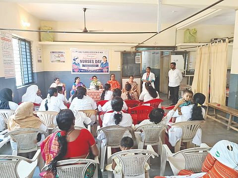 ವಿಜಯಪುರದ ಆರ್‌ಎಚ್‌ಎ-ï‌ಪಿಸಿ ಹಾಲ್‌ನಲ್ಲಿ ಅಂತಾರಾಷ್ಟಿçÃಯ ನರ್ಸ್ ದಿನ ಆಚರಿಸಲಾಯಿತು. ಡಾ. ಅನುರಾಧ ಜೋಶಿ, ಪೂಜಾ ದೇಶಪಾಂಡೆ ಮತ್ತಿತರರಿದ್ದಾರೆ.