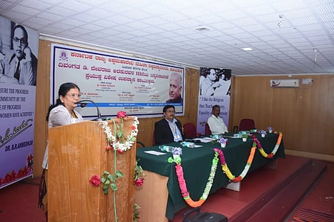 ವಿಜಯಪುರದ ರಾಜ್ಯ ಅಕ್ಕಮಹಾದೇವಿ ಮಹಿಳಾ ವಿವಿಯಲ್ಲಿ ಹಮ್ಮಿಕೊಂಡಿದ್ದ ದೇವರಾಜ ಅರಸುರವರ ಜನ್ಮದಿನಾಚರಣೆಯಲ್ಲಿ ಪ್ರೊ. ವಿಜಯಾ ಕೋರಿಶೆಟ್ಟಿ ಮಾತನಾಡಿದರು. ಮಹೇಶ ಪೋತದಾರ ಮತ್ತಿತರರಿದ್ದಾರೆ.