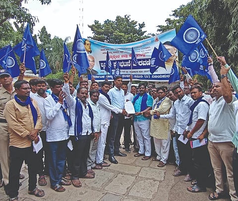 ಎಐಸಿಸಿ ಅಧ್ಯಕ್ಷ ಮಲ್ಲಿಕಾರ್ಜುನ ಖರ್ಗೆ ಅವರಿಗೆ ಅವಮಾನ ಮಾಡಿದ ತಪ್ಪಿತಸ್ಥರಿಗೆ ಶಿಕ್ಷೆಗೆ ಒತ್ತಾಯಿಸಿ ರಾಜ್ಯ ದಲಿತ ಸಂಘರ್ಷ ಸಮಿತಿ ವಿಜಯಪುರದಲ್ಲಿ ಪದಾಽಕಾರಿಗಳು ಜಿಲ್ಲಾಽಕಾರಿ ಡಾ. ಆನಂದ ಕೆ. ಅವರಿಗೆ ಮನವಿ ಸಲ್ಲಿಸಿದರು. ಸಿದ್ದು ರಾಯಣ್ಣನವರ, ವೈ.ಸಿ. ಮಯೂರ, ಮಹಾಂತೇಶ ಸಾಸಬಾಳ ಮತ್ತಿತರರಿದ್ದಾರೆ.