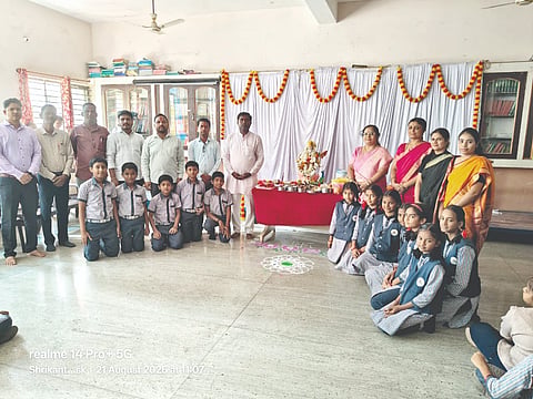 ವಿಜಯಪುರ ಚೇತನಾ ಆಂಗ್ಲ ಮಾಧ್ಯಮ ಪ್ರೌಢ ಶಾಲೆಯಲ್ಲಿ ಶ್ರಾವಣ ಮಾಸದ ಶುಕ್ರವಾರದ ಅಂಗವಾಗಿ ಸರಸ್ವತಿ ಪೂಜಾ ಕಾರ್ಯಕ್ರಮ ನಡೆಯಿತು. ರಾಜಶ್ರೀ ಜುಗತಿ, ಎ.ಎಚ್. ಕೊಳಮಲಿ, ಸಾಗರ ಕುಲಕರ್ಣಿ ಮತ್ತಿತರರಿದ್ದಾರೆ.