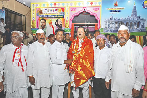 ವಿಜಯಪುರ ನಗರ ಹೊರ ವಲಯದ ದುರ್ಗಾದೇವಿ ದೇವಸ್ಥಾನದಲ್ಲಿ ಹಮ್ಮಿಕೊಂಡಿದ್ದ ಕಾರ್ಯಕ್ರಮದಲ್ಲಿ ಶಾಸಕ ಬಸನಗೌಡ ಪಾಟೀಲ ಯತ್ನಾಳ ಅವರನ್ನು ಸನ್ಮಾನಿಸಿ ಗೌರವಿಸಲಾಯಿತು. ಗಣಪತಿ ಜಾಧವ, ಪ್ರಕಾಶ ಚವಾಣ ಮತ್ತಿತರರಿದ್ದಾರೆ.