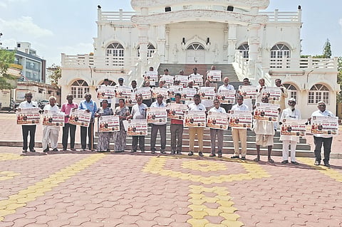 ವಿಜಯಪುರದ ಸಾರಿಪುತ್ರ-ಬೋಧಿಧಮ್ಮ ಬುದ್ಧವಿಹಾರದಲ್ಲಿ ಬಿಜಾಪುರ ಬುದ್ಧ, ಬಸವ, ಬಾಬಾಸಾಹೇಬ ಅಂಬೇಡ್ಕರ್ ಪುಸ್ತಕ ಮೇಳದ ಪೋಸ್ಟರ್‌ರನ್ನು ಗಣ್ಯರು ಬಿಡುಗೊಳಿಸಿದರು. ಬಸವರಾಜ ಸೂಳಿಭಾವಿ, ನಾಗರಾಜ ಲಂಬು, ಅನಿಲ ಹೊಸಮನಿ ಮತ್ತಿತರರಿದ್ದಾರೆ.