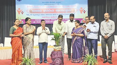  ವಿಜಯಪುರದ ಕಂದಗಲ್ಲ ಹನುಮತರಾಯ ರಂಗಮಂದಿರದಲ್ಲಿ ಹಮ್ಮಿಕೊಂಡಿದ್ದ ಬುನಾದಿ ತರಬೇತಿ ಕಾರ್ಯಕ್ರಮವನ್ನು ಡಾ. ಆನಂದ ಕೆ. ಉದ್ಘಾಟಿಸಿದರು. ಕೆ.ಕೆ. ಚವಾಣ್, ನಿರ್ಮಲಾ ಸುರಪುರ, ದೀಪಾಕ್ಷಿ ಜಾನಕಿ, ಹರೀಶ ಕೆ.ಆರ್. ಮತ್ತಿತರರಿದ್ದಾರೆ.