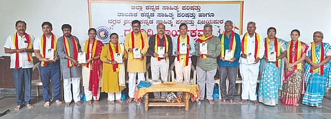  ವಿಜಯಪುರದ ಕಸಾಪ ಸಭಾಂಗಣದಲ್ಲಿ ಹಮ್ಮಿಕೊಂಡಿದ್ದ ದತ್ತಿನಿಧಿ ಕಾರ್ಯಕ್ರಮದಲ್ಲಿ ಸಿದ್ರಾಮಪ್ಪ ಉಪ್ಪಿನ ಅವರ ಅಲ್ಲಮನೊಂದಿಗೆ ಅನುಸಂಧಾನ ಎಂಬ ಕೃತಿಯನ್ನು ಗಣ್ಯರು ಬಿಡುಗಡೆಗೊಳಿಸಿದರು. ಮಲ್ಲಿಕಾರ್ಜುನ ಮೇತ್ರಿ, ಎಂ.ಎಸ್. ಮಾಗಣಗೇರಿ, ಶಿಲ್ಪಾ ಭಸ್ಮೆ, ಹಾಸಿಂಪೀರ ವಾಲಿಕಾರ ಮತ್ತಿತರರಿದ್ದಾರೆ.