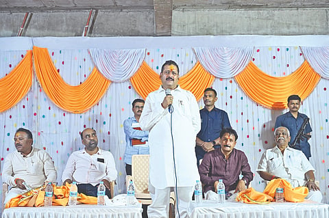 ವಿಜಯಪುರದ ದರ್ಗಾ ರಸ್ತೆಯಲ್ಲಿನ ವೀರಭದ್ರೇಶ್ವರ ದೇವಸ್ಥಾನದ ಬಳಿ ಸಮುದಾಯ ಭವನ ನಿರ್ಮಾಣ ಕಾಮಗಾರಿಗೆ ಭೂಮಿಪೂಜೆ ನೆರವೇರಿಸಿ ಶಾಸಕ ಬಸನಗೌಡ ಪಾಟೀಲ ಮಾತನಾಡಿದರು. ಎಂ.ಎಸ್. ಕರಡಿ, ರಾಜಶೇಖರ ಕುರಿಯವರ ಮತ್ತಿತರರಿದ್ದಾರೆ.
