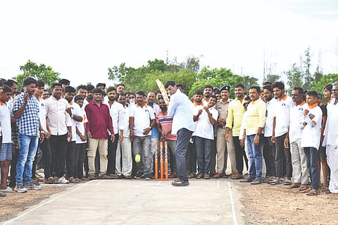 ಬಬಲೇಶ್ವರ ಪಟ್ಟಣದಲ್ಲಿ ದಿ. ಬಿ.ಎಂ. ಪಾಟೀಲ ಸ್ಮರಣಾರ್ಥ ಹಮ್ಮಿಕೊಂಡಿದ್ದ ಬಬಲೇಶ್ವರ ಪ್ರೀಮಿಯರ್ ಲೀಗ್ ಸೀಸನ್-2 ನ್ನು ಬ್ಯಾಟಿಂಗ್ ಮಾಡುವ ಮೂಲಕ ವಿ.ಪ. ಸದಸ್ಯ ಸುನೀಲಗೌಡ ಪಾಟೀಲ ಉದ್ಘಾಟಿಸಿದರು. ಮಹೇಶ ಮಾಳಿ, ಶಾಂತಯ್ಯ ಕರೆಗೊಳ, ಬಸನಗೌಡ ಬಿ.ಎಂ. ಮತ್ತಿತರರಿದ್ದರು.