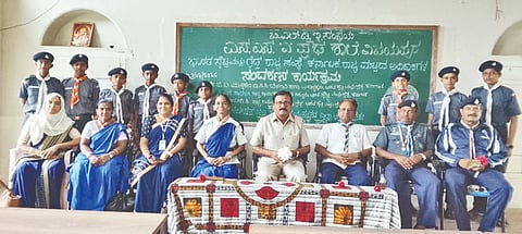 ವಿಜಯಪುರದ ಎಸ್.ಎಸ್. `ಎ' ಪ್ರೌಢ ಶಾಲೆಗೆ ಭಾರತ ಸ್ಕೌಟ್ಸ್ ಮತ್ತು ಗೈq್ಸï ಕರ್ನಾಟಕ ರಾಜ್ಯದ ಪದಾಽಕಾರಿಗಳು ಭೇಟಿ ನೀಡಿದರು. ಜಿ.ಬಿ. ಮನ್ನಿಕೇರಿ, ಮಂಜುಳಾ ಸಿ., ಸಿದ್ದಪ್ಪ ಕೂಡವಕ್ಕಲಿಗ ಮತ್ತಿತರರಿದ್ದಾರೆ.