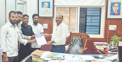 ಬುರಣಾಪುರದಲ್ಲಿರುವ ಸ್ಲಂ ನಿವಾಸಿಗಳ ಪುನರ್ವಸತಿ ಜಾಗ ಅಭಿವೃದ್ಧಿಗೆ 25 ಲಕ್ಷ ರೂ. ಹೆಚ್ಚುವರಿ ಅನುದಾನ ಬಿಡುಗಡೆ ಮಾಡುವಂತೆ ಒತ್ತಾಯಿಸಿ ದಲಿತ ಸ್ವರಾಜ್ಯ ಸೇನೆ -ಕರ್ನಾಟಕ ಸಂಘಟನೆ ಪದಾಽಕಾರಿಗಳು ವಿಜಯಪುರದಲ್ಲಿ ವಿಡಿ ಆಯುಕ್ತ ರಾಜಶೇಖರ ಡಂಬಳ ಅವರಿಗೆ ಮನವಿ ಸಲ್ಲಿಸಿದರು. 