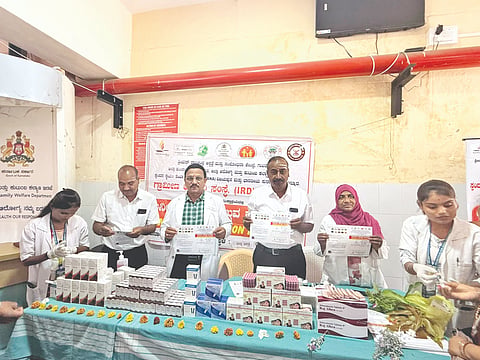 ವಿಜಯಪುರದ ಜಿಲ್ಲಾಸ್ಪತ್ರೆ ಆವರಣದಲ್ಲಿ ಐಆರ್‌ಡಿ ಮತ್ತು ಸ್ಪಂದನ ಸೇವಾ ಸಂಸ್ಥೆಗಳ ಸಂಯುಕ್ತಾಶ್ರಯದಲ್ಲಿ ತೆರೆಯಲಾದ ಉಚಿತ ಅನೀಮಿಯಾ ಅರಿವು, ರಕ್ತಹೀನತೆ ತಪಾಸಣೆ ಹಾಗೂ ಔಷಧಿ ವಿತರಣಾ ಕೇಂದ್ರವನ್ನು ಗಣ್ಯರು ಉದ್ಘಾಟಿಸಿದರು. ಶಿವಾನಂದ ಮಾಸ್ತಿಹೊಳಿ, ಬಾಬು ಸಜ್ಜನ, ಎಂ.ಎಸ್. ದೇವರ ಮತ್ತಿತರರಿದ್ದಾರೆ.