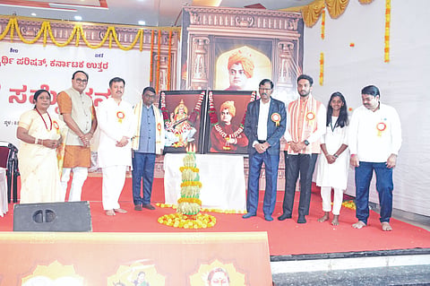 ವಿಜಯಪುರದ ಕಿತ್ತೂರ ರಾಣಿ ಚನ್ನಮ್ಮ ಸಭಾಭವನದಲ್ಲಿ ಹಮ್ಮಿಕೊಂಡಿದ್ದ ಅಖಿಲ ಭಾರತೀಯ ವಿದ್ಯಾರ್ಥಿ ಪರಿಷತ್‌ನ 45ನೇ ಪ್ರಾಂತ ಸಮ್ಮೇಳನಕ್ಕೆ ಗಣ್ಯರು ಚಾಲನೆ ನೀಡಿದರು. ಬಟ್ಟು ಸತ್ಯನಾರಾಯಣ, ಅಶೀಷ್ ಚವಾಣ್‌, ವಿಕಾಸ ದರಬಾರ, ಸಚಿನ್ ಕುಳಗೇರಿ ಮತ್ತಿತರರಿದ್ದಾರೆ.