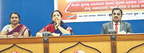 ವಿಜಯಪುರದ ಜಿ.ಪಂ. ಸಭಾಂಗಣದಲ್ಲಿ ಜಿಲ್ಲೆ ಮತ್ತು ತಾಲೂಕು ಮಟ್ಟದ ಅಧಿಕಾರಿಗಳು, ಸ್ಥಳೀಯ ಮತ್ತು ಆಂತರಿಕ ದೂರು ನಿವಾರಣಾ ಸಮಿತಿ ಅಧ್ಯಕ್ಷರಿಗೆ ಹಮ್ಮಿಕೊಂಡಿದ್ದ ತರಬೇತಿ ಕಾರ್ಯಾಗಾರದಲ್ಲಿ ಡಾ. ನಾಗಲಕ್ಷ್ಮೀ ಚೌಧರಿ ಮಾತನಾಡಿದರು. ಅರವಿಂದ ಹಾಗರಗಿ, ರೂಪಾ ಆರ್. ಇದ್ದಾರೆ.