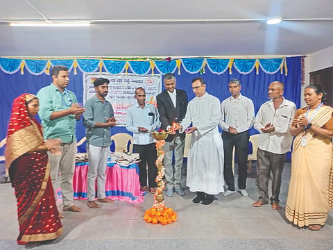 ವಿಜಯಪುರದ ಸಂತ ಅನ್ನಮ್ಮನವರ ದೇವಾಲಯದ ಸಭಾಂಗಣದಲ್ಲಿ ಹಮ್ಮಿಕೊಂಡಿದ್ದ ವಿಶ್ವ ಗೃಹ ಕಾರ್ಮಿಕರ ಹಾಗೂ ವಿಶ್ವ ಕಾರ್ಮಿಕರ ದಿನಾಚರಣೆಯನ್ನು ಗಣ್ಯರು ಉದ್ಘಾಟಿಸಿದರು. ಜಗನ್ನಾಥ ಖುದನಪುರ, ಸಿದ್ದು ಹೊನಕಟ್ಟಿ, ಗುರುನಾಥ ಉಪ್ಪಾರ, -Á. ಸುನೀಲ -Àರ್ನಾಂಡಿಸ್ ಮತ್ತಿತರಿದ್ದಾರೆ.