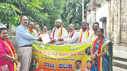 ನೀಟ್ ಪ್ರಶ್ನೆಪತ್ರಿಕೆ ಸೋರಿಕೆ ಹಾಗೂ ವಿದ್ಯಾರ್ಥಿಗಳ ಆತ್ಮಹತ್ಯೆ ಪ್ರಕರಣವನ್ನು ಖಂಡಿಸಿ ಕರವೇ ಸ್ವಾಭಿಮಾನಿ ಸೇನಾ ಸಮಿತಿಯಿಂದ ವಿಜಯಪುರದಲ್ಲಿ ಅಪರ್ ಜಿ¯್ಲÁಽಕಾರಿ ಡಾ. ಔದ್ರಾಮ ಅವರಿಗೆ ಸಲ್ಲಿಸಲಾಯಿತು. ಜಗದೇವ ಸೂರ್ಯವಂಶಿ, ಎಂ.ಆರ್. ಗುರಿಕಾರ, ಸುಶೀಲಾ ಮಿಣಜಗಿ ಮತ್ತಿತರರಿದ್ದಾರೆ.
