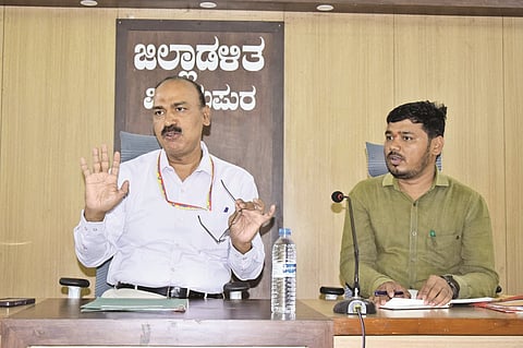 ವಿಜಯಪುರದ ಜಿಲ್ಲಾಧಿಕಾರಿಗಳ ಕಚೇರಿ ಸಭಾಂಗಣದಲ್ಲಿ ಭಗವಾನ್ ಬುದ್ಧರ ಜಯಂತಿ ಅಂಗವಾಗಿ ಹಮ್ಮಿಕೊಂಡಿದ್ದ ಪೂರ್ವಭಾವಿ ಸಿದ್ಧತಾ ಸಭೆಯಲ್ಲಿ ಡಾ. ಔದ್ರಾಮ ಮಾತನಾಡಿದರು. ಸಂತೋಷ ಭೋವಿ ಇದ್ದಾರೆ.