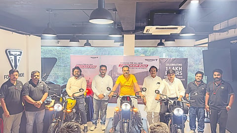 ವಿಜಯಪುರ ನಗರದ ಟ್ರಯಂಪ್ರೂಶೋರೂಮ್‌ನಲ್ಲಿ ಬಹುನಿರೀಕ್ಷಿತ ಟ್ರಯಂಪ್ ಟ್ರ‍್ಯಾಕರ್ ೪೦೦ ಮೋಟಾರ್ ಸೈಕಲ್‌ನ್ನ ಗಣ್ಯರು ಬಿಡುಗಡೆಗೊಳಿಸಿದರು. ರವೀಂದ್ರ ಬಿಜ್ಜರಗಿ, ಸಂತೋಷ ದೇಸಾಯಿ, ಆನಂದ ರೌತೋದ ಮತ್ತಿತರರಿದ್ದರು.