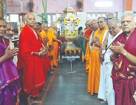 ವಿಜಯಪುರದ ನಂಜನಗೂಡು ಶ್ರೀ ರಾಘವೇಂದ್ರ ಸ್ವಾಮಿಗಳ ಮಠದಲ್ಲಿ ಗುರು ರಾಯರ ವರ್ಧಂತಿ ಉತ್ಸವದ ಅಂಗವಾಗಿ ಸಂಭ್ರಮದ ರಥೋತ್ಸವ ನಡೆಯಿತು. ಗೋಪಾಲ ನಾಯಕ, ಪಂ. ಮಧ್ವೇಶಾಚಾರ್ಯ ಜೋಶಿ, ವಾಮನರಾವ ದೇಶಪಾಂಡೆ ಮತ್ತಿತರರಿದ್ದಾರೆ.