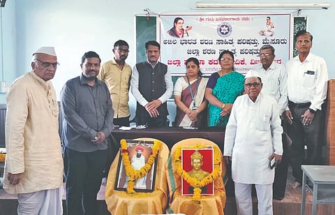 ವಿಜಯಪುರ ನಗರದ ಎಸ್‌ಬಿಜೆ ಕಲಾ ಹಾಗೂ ವಾಣಿಜ್ಯ ಪದವಿ ಮಹಾವಿದ್ಯಾಲಯದಲ್ಲಿ ಹಮ್ಮಿಕೊಂಡಿದ್ದ ದತ್ತಿ ಉಪನ್ಯಾಸವನ್ನು ಗಣ್ಯರು ಉದ್ಘಾಟಿಸಿದರು. ಬಿ.ಎಸ್. ಬೆಳಗಲಿ, ಇಂದುಮತಿ ಲಮಾಣಿ, ಜಂಬುನಾಥ ಕಂಚ್ಯಾಣಿ ಮತ್ತಿತರರಿದ್ದಾರೆ.
