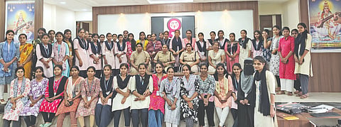 ವಿಜಯಪುರ ನಗರದ ಬನ್ಸಿಲಾಲ ವಿಠಲದಾಸ ದರಬಾರ ಪದವಿ ಮಹಾವಿದ್ಯಾಲಯದಲ್ಲಿ ಅಕ್ಕ ಪಡೆ ಯೋಜನೆ ಕುರಿತು ಜಾಗೃತಿ ಕಾರ್ಯಕ್ರಮ ನಡೆಯಿತು. ಆರ್.ಕೆ. ಹೂಗಾರ, ಸೀಮಾ ಪಾಟೀಲ, ಎಸ್.ಎಸ್. ನುಚ್ಚಿ ಮತ್ತಿತರರಿದ್ದಾರೆ.
