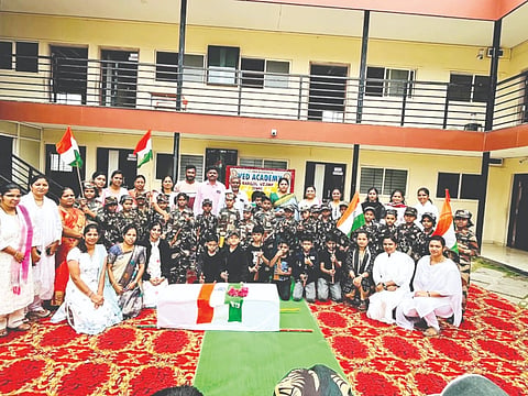 ವಿಜಯಪುರದ ವೇದ ಅಕಾಡೆಮಿ ಇಂಗ್ಲಿಷ್ ಮಾಧ್ಯಮ ಶಾಲೆಯಲ್ಲಿ ಕಾರ್ಗಿಲ್ ವಿಜಯ ದಿನವನ್ನು ಆಚರಿಸಲಾಯಿತು. ಸುಭಾಷ ಬಗಲಿ, ಎನ್.ಜಿ. ಯರನಾಳ, ರಶ್ಮಿ ಕವಟಗಿಮಠ ಮತ್ತಿತರರಿದ್ದಾರೆ.