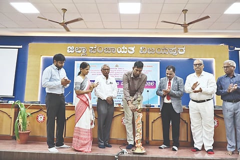 ವಿಜಯಪುರ ನಗರದ ಜಿಪಂ ಸಭಾಂಗಣದಲ್ಲಿ ಹಮ್ಮಿಕೊಂಡಿದ್ದ ಗ್ರಾಹಕರ ವಿಶ್ವ ದಿನಾಚರಣೆಯನ್ನು ಜಿಲ್ಲಾಧಿಕಾರಿ ಡಾ. ಆನಂದ ಕೆ. ಉದ್ಘಾಟಿಸಿದರು. ಅರವಿಂದ ಹಾಗರಗಿ, ಕಮಲ ಕಿಶೋರ ಜೋಶಿ, ವಿದ್ಯಾ ಗಲಗಲಿ ಇತರರಿದ್ದಾರೆ.