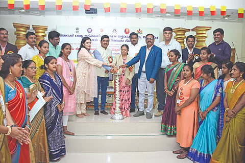 ವಿಜಯಪುರದ ರಾಜ್ಯ ಅಕ್ಕಮಹಾದೇವಿ ಮಹಿಳಾ ವಿವಿಯಲ್ಲಿ ಹಮ್ಮಿಕೊಂಡಿದ್ದ ಎನ್‌ಎಸ್‌ಎಸ್ ರಾಜ್ಯಮಟ್ಟದ ಮಹಿಳಾ ಯುವಜನೋತ್ಸವ ಕಾರ್ಯಕ್ರಮವನ್ನು ಡಾ. ಜಾವೀದ ಜಮಾದಾರ ಉದ್ಘಾಟಿಸಿದರು. ವಿಜಯಾ ಕೋರಿಶೆಟ್ಟಿ, ಭವಾನಿ ಅಲಗೂರ, ಶಂಕರಗೌಡ ಸೋಮನಾಳ ಮತ್ತಿತರರಿದ್ದಾರೆ.