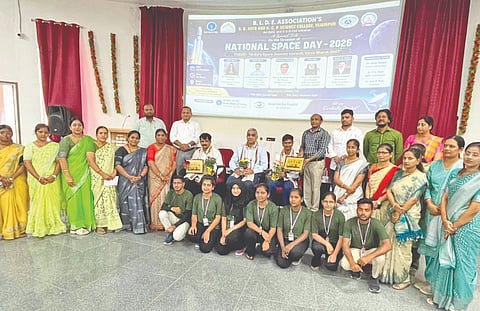 ವಿಜಯಪುರದ ಎಸ್‌ಬಿ ಕಲಾ ಮತ್ತು ಕೆಸಿಪಿ ವಿಜ್ಞಾನ ಮಹಾವಿದ್ಯಾಲಯದಲ್ಲಿ ‘ವಿಕಸಿತ ಭಾರತ 2047ರತ್ತ ಭಾರತದ ಬಾಹ್ಯಾಕಾಶ ಪಯಣ’ ಘೋಷ ವಾಕ್ಯದಡಿ ನಡೆದ ವಿಶೇಷ ಉಪನ್ಯಾಸ ಕಾರ್ಯಕ್ರಮದಲ್ಲಿ ಅತಿಥಿಗಳನ್ನು ಸನ್ಮಾನಿಸಲಾಯಿತು. ಪ್ರಭುಗೌಡ ಪಾಟೀಲ, ಪ್ರಕಾಶ ಗದಗೆನವರ, ಅನೀಲ ನಾಯಕ ಮತ್ತಿತರರಿದ್ದಾರೆ.