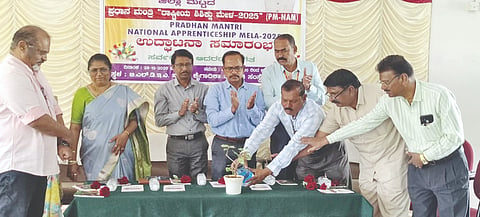 ವಿಜಯಪುರದ ಬಿಎಲ್‌ಡಿಇ ಕೈಗಾರಿಕೆ ತರಬೇತಿ ಸಂಸ್ಥೆಯಲ್ಲಿ ಹಮ್ಮಿಕೊಂಡಿದ್ದ ಪ್ರಧಾನಮಂತ್ರಿ ರಾಷ್ಟ್ರೀಯ  ಶಿಶಿಕ್ಷು ಮೇಳವನ್ನು ಗಣ್ಯರು ಉದ್ಘಾಟಿಸಿದರು. ರಮೇಶ ದೇಸಾಯಿ, ರಂಗು ಮುಂಜೆ, ಶಗುಫ್ತಾ ಮಲ್ಲಾಡಕರ, ಎಸ್.ಎಂ. ನೆರಬೆಂಚಿ ಮತ್ತಿತರರಿದ್ದಾರೆ.
