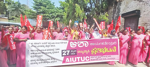 ವಿವಿಧ ಬೇಡಿಕೆಗಳನ್ನು ಈಡೇರಿಸಲು ಆಗ್ರಹಿಸಿ ವಿಜಯಪುರದಲ್ಲಿ ಆಶಾ ಕಾರ್ಯಕರ್ತೆಯರು ಪ್ರತಿಭಟನಾ ಮೆರವಣಿಗೆ ನಡೆಸಿದರು. ನಿರ್ಮಲಾ ಬೀರಬ್ಬಿ, ಸುಮಂಗಲಾ ಪಡಸಲಗಿ, ಗೀತಾ ಬಂಗಾರತಾಳ ಮತ್ತಿತರರಿದ್ದರು.