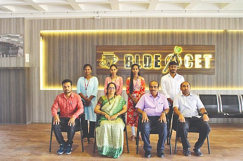 ಟೆಸ್ಕಾಮ್ ಪದವೀಧರ ಇಂಜಿನಿಯರಿAಗ್ ಟ್ರೆನಿಗಳಾಗಿ ಆಯ್ಕೆಯಾದ ವಿಜಯಪುರದ ಬಿಎಲ್‌ಡಿಇ ಸಂಸ್ಥೆಯ ವಚನ ಪಿತಾಮಹ ಡಾ. ಪಿ.ಜಿ. ಹಳಕಟ್ಟಿ ಇಂಜಿನಿಯರಿAಗ್ ಮತ್ತು ತಂತ್ರe್ಞÁನ ಕಾಲೇಜಿನ ವಿದ್ಯಾರ್ಥಿಗಳೊಂದಿಗೆ ಪ್ರಾಚಾರ್ಯ ಮಂಜುನಾಥ ಪಿ., ಪ್ರಶಾಂತ ಪಾಟೀಲ ಮತ್ತಿತರರಿದ್ದಾರೆ.