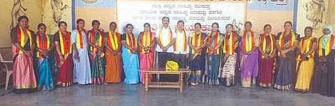 ವಿಜಯಪುರದ ಕಸಾಪ ಸಭಾಂಗಣದಲ್ಲಿ ತಾಲೂಕಿನ ಕಸಾಪ ಮಹಿಳಾ ಪ್ರತಿನಿಽಗಳ ಸಭೆ ನಡೆಯಿತು. ಮೊಹದ್ದೀನ ರೂಗಿ, ನೀಲಮ್ಮ ಯಡ್ರಾಮಿ, ನಂದಾ ಗುನ್ನಾಪೂರ ಮತ್ತಿತರರಿದ್ದಾರೆ.