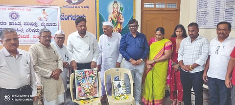 ವಿಜಯಪುರದ ವೀರಶೈವ ಲಿಂಗಾಯತ ಮಹಾಸಭೆಯಲ್ಲಿ ದತ್ತಿ ಸ್ಮರಣೆ ಕಾರ್ಯಕ್ರಮ ನಡೆಯಿತು. ನಾರಾಯಣಪ್ಪ ಕುರುಬರ, ಎಸ್.ಎಂ. ಶೇಖ, ಜಂಬುನಾಥ ಕಂಚ್ಯಾಣಿ ಮತ್ತಿತರರಿದ್ದಾರೆ.