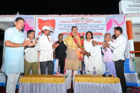 ವಿಜಯಪುರ ಹೊರ ವಲಯದ ಖಂಡಸಾರಿ ತಾಂಡಾದಲ್ಲಿ ವಿವಿಧ ಅಭಿವೃದ್ಧಿ ಕಾಮಗಾರಿ ಭೂಮಿ ಪೂಜೆ ಕಾರ್ಯಕ್ರಮದಲ್ಲಿ ಶಾಸಕ ಬಸನಗೌಡ ಪಾಟೀಲ ಯತ್ನಾಳ ಅವರನ್ನು ಸ್ಥಳೀಯರು ಸನ್ಮಾನಿಸಿದರು.