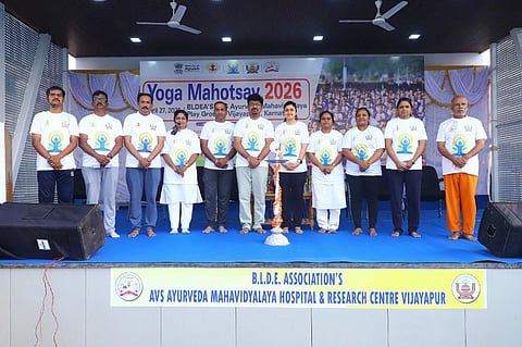 ವಿಜಯಪುರದ ಎವಿಎಸ್ ಆಯುರ್ವೇದ ಕಾಲೇಜು, ಆಸ್ಪತ್ರೆ ಮತ್ತು ಸಂಶೋಧನ ಕೇಂದ್ರದಲ್ಲಿ ಹಮ್ಮಿಕೊಂಡಿದ್ದ ಯೋಗ ಮಹೋತ್ಸವ-2026, 55 ದಿನಗಳ ಕೌಂಟ್‌ಡೌನ್ ಕಾರ್ಯಕ್ರಮವನ್ನು ನಿರ್ಮಲಾ ಕೆ.ಜಿ. ಉದ್ಘಾಟಿಸಿದರು. ಚೇತನ ವಿಶ್ವಕಮ್ಮಾರ, ಡಿ.ಎನ್. ಧರಿ, ಸತೀಶ ಪಾಟೀಲ ಮತ್ತಿತರರಿದ್ದಾರೆ.