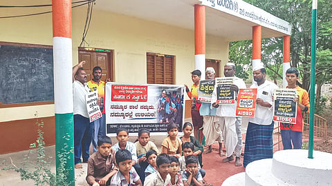 ವಿಜಯಪುರ ತಾಲೂಕಿನ ಜಂಬಗಿ ಗ್ರಾಮದಲ್ಲಿನ ಶಾಲೆಯನ್ನು ಕೆಪಿಎಸ್ ಮ್ಯಾಗ್ನೆಟ್ ಹೆಸರಿನಲ್ಲಿ ಮುಚ್ಚದಂತೆ ಒತ್ತಾಯಿಸಿ ಎಐಡಿಎಸ್‌ಒ ನೇತೃತ್ವದಲ್ಲಿ ಪ್ರತಿಭಟನೆ ನಡೆಯಿತು. ಸಿದ್ಧಲಿಂಗ ಬಾಗೇವಾಡಿ, ಚಂದ್ರಶೇಖರ ಹತ್ತಳ್ಳಿ, ಶ್ರೀಶೈಲ ಕೆರೂರ ಮತ್ತಿತರರಿದ್ದಾರೆ.