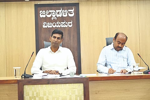 ವಿಜಯಪುರದ ಜಿಲ್ಲಾಧಿಕಾರಿಗಳ ಕಚೇರಿ ಸಭಾಂಗಣದಲ್ಲಿ ನಡೆದ ಅಂಗವಿಕಲರ ಕುಂದುಕೊರತೆ ಸಭೆಯಲ್ಲಿ ಡಾ. ಆನಂದ ಕೆ. ಮಾತನಾಡಿದರು. ಬಿ.ಎ. ಸೌದಾಗರ ಇದ್ದಾರೆ.