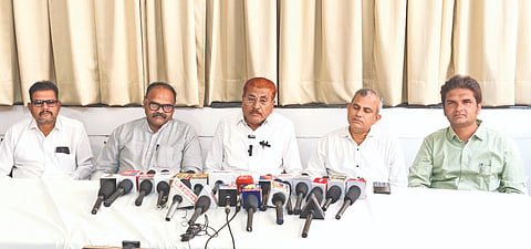  ವಿಜಯಪುರದ ಖಾಸಗಿ ಹೊಟೇಲ್ ಸಭಾಂಗಣದಲ್ಲಿ ಹಮ್ಮಿಕೊಂಡಿದ್ದ ಸುದ್ದಿಗೋಷ್ಠಿಯಲ್ಲಿ ಎಸ್.ಎಂ. ಪಾಟೀಲ ಗಣಿಹಾರ ಮಾತನಾಡಿದರು. ಡಾ. ರವಿಕುಮಾರ ಬಿರಾದಾರ, ನಾಗರಾಜ್ ಲಂಬು, ಫಯಾಜ್ ಕಲಾದಗಿ ಮತ್ತಿರರಿದ್ದಾರೆ.