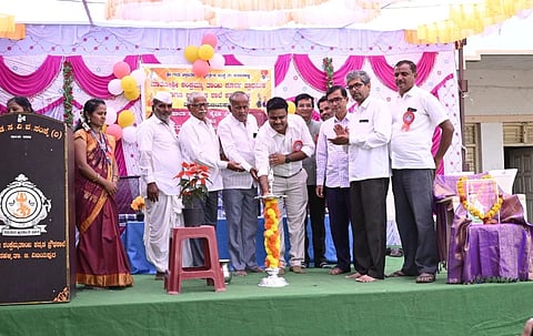 ಕತಕನಹಳ್ಳಿ ಗ್ರಾಮದ ಮಾತೋಶ್ರೀ ಶಂಕ್ರೆಮ್ಮಾತಾಯಿ ಪ್ರಾಥಮಿಕ ಶಾಲೆಯಲ್ಲಿ ಹಮ್ಮಿಕೊಂಡಿದ್ದ ವಿದ್ಯಾರ್ಥಿಗಳ ಬೀಳ್ಕೋಡುಗೆ ಸಮಾರಂಭಕ್ಕೆ ಗಣ್ಯರು ಚಾಲನೆ ನೀಡಿದರು. ಆರ್.ಎಸ್. ಪಟ್ಟಣಶೆಟ್ಟಿ, ಕೆ.ಎಸ್. ಚಿತ್ತರಗಿ, ಅಪ್ಪಾಸಾಹೇಬ ಕೊಟ್ಯಾಳ ಮತ್ತಿತರರಿದ್ದಾರೆ.