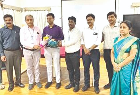 ವಿಜಯಪುರದ ಬಿಎಲ್‌ಡಿಇ ಡೀಮ್ಡ್ ವಿವಿಯ ಬಿ.ಎಂ. ಪಾಟೀಲ ವೈದ್ಯಕೀಯ ಮಹಾವಿದ್ಯಾಲಯದಲ್ಲಿ ನಡೆದ ಜಠರದ ಕ್ಯಾನ್ಸರ್ ಕುರಿತು ಅತಿಥಿ ಉಪನ್ಯಾಸ ಕಾರ್ಯಕ್ರಮದಲ್ಲಿ ಹುಬ್ಬಳ್ಳಿಯ ಎಚ್‌ಸಿಜಿ ಆಸ್ಪತ್ರೆಯ ಕ್ಯಾನ್ಸರ್ ತಜ್ಞ ವೈದ್ಯ ಶ್ರೀಕಾಂತ ರವಿಚಂದ್ರನ್ ಅವರನ್ನು ಸನ್ಮಾನಿಸಲಾಯಿತು. ಮಂಜುನಾಥ ಕೋಟೆಣ್ಣವರ ಮತ್ತಿತರರಿದ್ದಾರೆ.