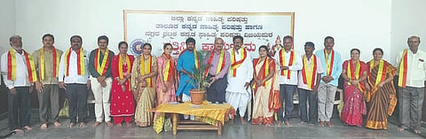 ವಿಜಯಪುರದ ಕಸಾಪ ಸಭಾಂಗಣದಲ್ಲಿ ಹಮ್ಮಿಕೊಂಡಿದ್ದ ಡಾ. ಸಿದ್ದಲಿಂಗಯ್ಯ ಕವಿಗಳ ಕುರಿತ ವಿಶೇಷ ಚಿಂತನಾಗೋಷ್ಠಿಯನ್ನು ಗಣ್ಯರು ಉದ್ಘಾಟಿಸಿದರು. ಮಲ್ಲಿಕಾರ್ಜುನ ಮೇತ್ರಿ, ಶಿವಾಜಿ ಮೋರೆ, ಅಭಿಷೇಕ ಚಕ್ರವರ್ತಿ ಮತ್ತಿತರರಿದ್ದಾರೆ.
