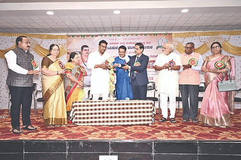 ವಿಜಯಪುರ ನಗರದಲ್ಲಿ ಹಮ್ಮಿಕೊಂಡಿದ್ದ ಬಸವ ಜಯಂತಿ ಕಾರ್ಯಕ್ರಮ ಹಾಗೂ ಪ್ರಶಸ್ತಿ ಪ್ರದಾನ ಸಮಾರಂಭವನ್ನು ಗಣ್ಯರು ಉದ್ಘಾಟಿಸಿದರು. ಸುರೇಶ ದೇಸಾಯಿ, ಅಶೋಕ ಆಲೂರ, ಗಂಗಾಧರ ಸಂಬಣ್ಣಿ, ಶಶಿಕಾಂತ ಪಟ್ಟಣ ಮತ್ತಿತರರಿದ್ದರು.