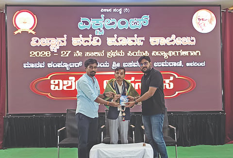 ವಿಜಯಪುರದ ಎಕ್ಸಲಂಟ್ ವಿಜ್ಞಾನ ಪದವಿ ಪೂರ್ವ ಕಾಲೇಜಿನಲ್ಲಿ ಹಮ್ಮಿಕೊಂಡಿದ್ದ ವಿಶೇಷ ಉಪನ್ಯಾಸ ಕಾರ್ಯಕ್ರಮದಲ್ಲಿ ಮಾನವ ಕಂಪ್ಯೂಟರ್ ಖ್ಯಾತಿಯ ಬಸವರಾಜ ಉಮರಾಣಿಯನ್ನು ಸನ್ಮಾನಿಸಲಾಯಿತು.ಮಂಜುನಾಥ ಜುನಗೊಂಡ, ಮಂಜುನಾಥ ತುಮ್ಮರಮಟ್ಟಿ ಮತ್ತಿತರರಿದ್ದಾರೆ.