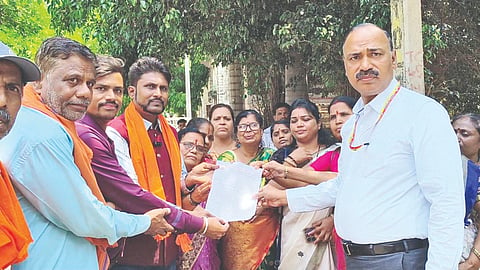 ವಿಜಯಪುರ ನಗರದಲ್ಲಿ ಸಿಇಟಿ ಪರೀಕ್ಷೆಯಲ್ಲಿ ಬ್ರಾಹ್ಮಣ ಸಮುದಾಯದ ವಿದ್ಯಾರ್ಥಿಯ ಜನಿವಾರ ತೆಗೆಸಿದ ಕ್ರಮ ಖಂಡಿಸಿ ವಿವಿಧ ಸಂಘಟನೆಯ ಪದಾಧಿಕಾರಿಗಳು ಅಪರ ಜಿಲ್ಲಾಧಿಕಾರಿ ಡಾ. ಔದ್ರಾಮ ಅವರಿಗೆ ಮನವಿ ಸಲ್ಲಿಸಿದರು. ಗೋವಿಂದ ದೇಶಪಾಂಡೆ,  ಗುರುರಾಜ ಜೋಶಿ, ಶಾರದಾ ಪತ್ತಾರ ಮತ್ತಿತರರಿದ್ದಾರೆ.