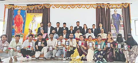 ವಿಜಯಪುರದ ಸರ್ಕಾರಿ ಪ್ರಥಮ ದರ್ಜೆ ಕಾಲೇಜಿನಲ್ಲಿ ಎಂಕಾಂವಿಭಾಗದಡಿ ವಿದ್ಯಾರ್ಥಿಗಳ ಬೀಳ್ಕೊಡುಗೆ ಸಮಾರಂಭ ನಡೆಯಿತು. ಎಸ್.ಬಿ. ಕುಂಬಾರ, ಎ.ಐ. ಹಂಜಗಿ, ಎಂ.ಎಸ್. ಖೊದ್ನಾಪೂರ ಮತ್ತಿತರರಿದ್ದಾರೆ.