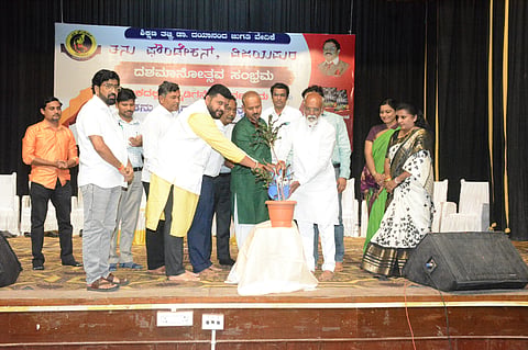 ವಿಜಯಪುರದ ಕಂದಗಲ್ಲ ಹನುಮಂತರಾಯ ರಂಗಮAದಿರದಲ್ಲಿ ನಡೆದ ತನು -Ëಂಡೇಷನ್ ದಶಮಾನೋತ್ಸವ ಸಂಭ್ರಮ ಕಾರ್ಯಕ್ರಮವನ್ನು ಗಣ್ಯರು ಉದ್ಘಾಟಿಸಿದರು. ಅಪ್ಪಾಸಹೇಬ ಪಟ್ಟಣಶೆಟ್ಟಿ, ಮಂಜುನಾಥ ಜುನಗೊಂಡ, ಅಶೋಕ ಹಂಚಲಿ ಮತ್ತಿತರರಿದ್ದಾರೆ.